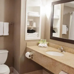 Holiday Inn Express Hotel & Suites Pittsburgh-South Side 3* Стандартный номер с различными типами кроватей фото 4