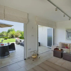 Отель Kerri W Seafront Villa гостиничный бар