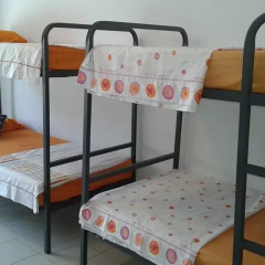 Отель Go Bcn Hostal Ideal Badal Стандартный семейный номер с двуспальной кроватью (общая ванная комната) фото 8