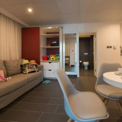 be.HOTEL 4* Стандартный семейный номер с двуспальной кроватью