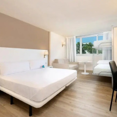 Отель INNSIDE by Meliá Palma Bosque 4* Стандартный семейный номер с различными типами кроватей фото 3