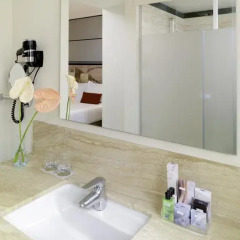 Отель H10 Universitat 4* Стандартный номер с различными типами кроватей фото 35