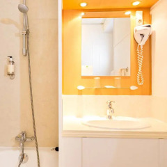 Отель Hôtel Continental Эвиан-ле-Бен ванная