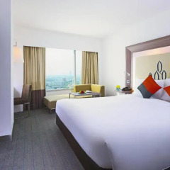 Отель Novotel Bangkok Silom Road 4* Улучшенный номер с различными типами кроватей фото 4