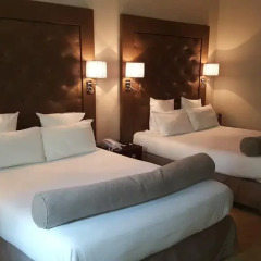 Отель Hôtel Saint Cyr Etoile 3* Улучшенный семейный номер с двуспальной кроватью фото 2