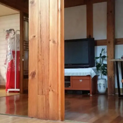 Отель Yeonwoo Guesthouse Стандартный семейный номер с двуспальной кроватью фото 6