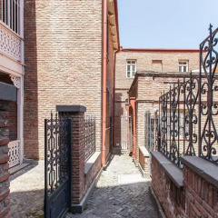 Отель Old Tbilisi Apartment Грузия, Тбилиси - отзывы, цены и фото номеров - забронировать отель Old Tbilisi Apartment онлайн балкон
