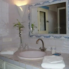 Отель Le Mas de la Treille Bed & Breakfast 3* Улучшенный номер с различными типами кроватей фото 6