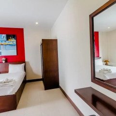 Отель Baan Yuyen Karon Guesthouse 2* Улучшенный номер разные типы кроватей фото 43