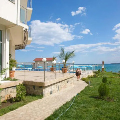 Nushev Hotel пляж