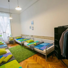 Friends Hostel and Apartments Budapest Стандартный номер с различными типами кроватей (общая ванная комната)