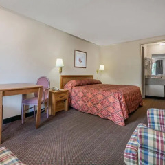 Отель Knights Inn Columbus Downtown Улучшенный номер с различными типами кроватей