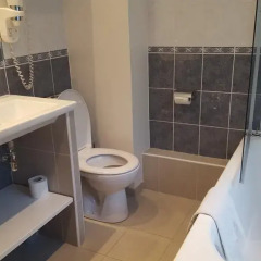 Отель Hôtel Saint Cyr Etoile 3* Улучшенный семейный номер с двуспальной кроватью фото 6