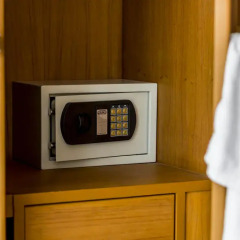 Отель Larn Park Resortel сейф в номере