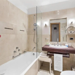 Отель NH Milano Touring 4* Стандартный номер с различными типами кроватей фото 18