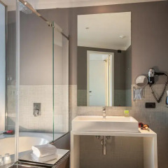 Отель Piazza di Spagna Suites Улучшенный люкс с различными типами кроватей фото 9