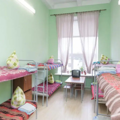 Хостел Майский Кровать в мужском общем номере с двухъярусными кроватями