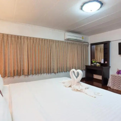 Отель Karon Sunshine Guesthouse & Bar 3* Улучшенный номер с различными типами кроватей фото 19