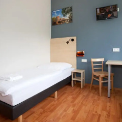 Отель A&O Berlin Friedrichshain 2* Стандартный номер с различными типами кроватей фото 4