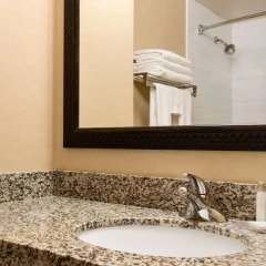 Отель Travelodge by Wyndham Saskatoon 3* Стандартный номер с различными типами кроватей фото 3