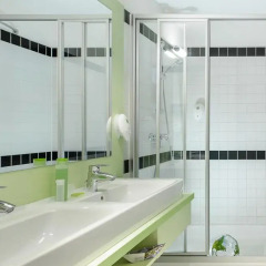 Отель ibis Styles München Ost - Messe (ex EuroHotel & Suites München) Германия, Мюнхен - 7 отзывов об отеле, цены и фото номеров - забронировать отель ibis Styles München Ost - Messe (ex EuroHotel & Suites München) онлайн ванная