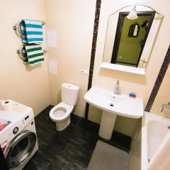 Гостиница Kubanskaya Naberezhnaya 64 в Краснодаре отзывы, цены и фото номеров - забронировать гостиницу Kubanskaya Naberezhnaya 64 онлайн Краснодар ванная фото 2