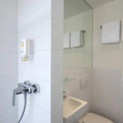 Отель easyHotel Den Haag 2* Стандартный семейный номер разные типы кроватей фото 5