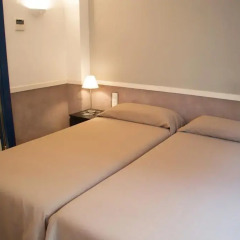 Отель Apartamentos Descartes Барселона комната для гостей фото 5