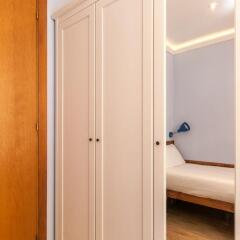 Апартаменты Charming Apartment In Barcelona Center Барселона сейф в номере