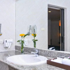 Отель Deevana Patong Resort & Spa 4* Номер Делюкс с двуспальной кроватью фото 10