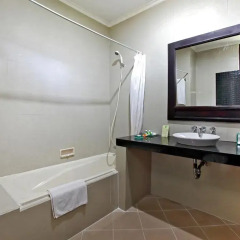 Отель Adi Dharma Hotel Индонезия, Бали - 2 отзыва об отеле, цены и фото номеров - забронировать отель Adi Dharma Hotel онлайн ванная