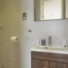 Отель Uber Theatre Land Penthouse ванная