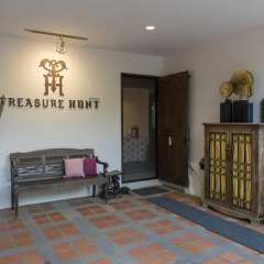 Отель Treasure Hunt комната для гостей