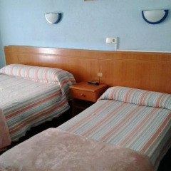 Отель Hostal Alonso Стандартный номер с различными типами кроватей фото 4