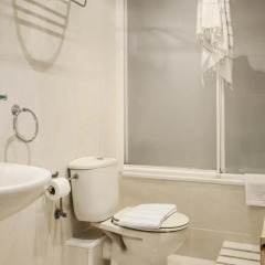 Отель AinB B&B Eixample-Muntaner Испания, Барселона - 4 отзыва об отеле, цены и фото номеров - забронировать отель AinB B&B Eixample-Muntaner онлайн ванная фото 2