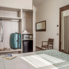 Phi Hotel Milano сейф в номере
