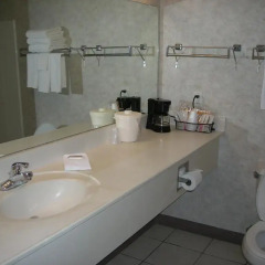 Отель Quality Inn & Suites 2* Улучшенный номер с различными типами кроватей фото 3