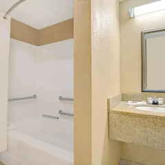 Отель Microtel Inn & Suites by Wyndham Raleigh 2* Стандартный номер с различными типами кроватей фото 4