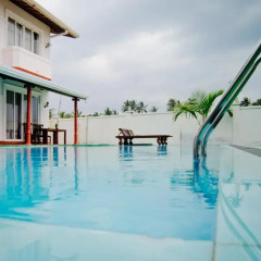 Отель Aaron Beach Villa бассейн фото 2