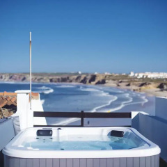 Отель Balili Surf House бассейн