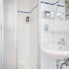 Отель a&o Dresden Hauptbahnhof 2* Стандартный номер с различными типами кроватей фото 11