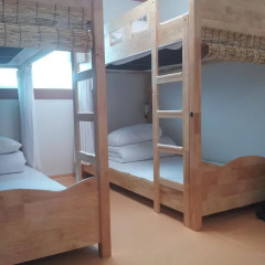Отель Happytree Guesthouse Кровать в мужском общем номере с двухъярусной кроватью фото 3