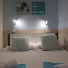 I-Sleep Silom Hostel Стандартный номер с двуспальной кроватью (общая ванная комната) фото 3