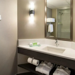 Отель Saskatoon Inn 3* Улучшенный номер с различными типами кроватей фото 2