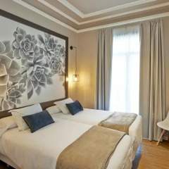 Отель Hostal Central Barcelona Стандартный семейный номер с двуспальной кроватью