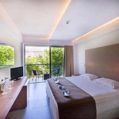Отель Oktober Down Town Rooms 3* Стандартный номер с различными типами кроватей фото 4