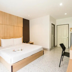 Отель The Fifth Residence 3* Улучшенный номер с двуспальной кроватью фото 11