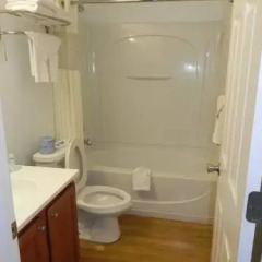 Отель Rodeway Inn - Niagara Falls США, Ниагара-Фолс - отзывы, цены и фото номеров - забронировать отель Rodeway Inn - Niagara Falls онлайн ванная