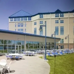Отель Ramada Plaza by Wyndham Geneva Lakefront Resort пляж