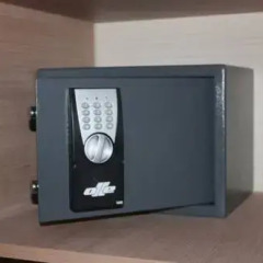 Отель Hostal Rocamar сейф в номере